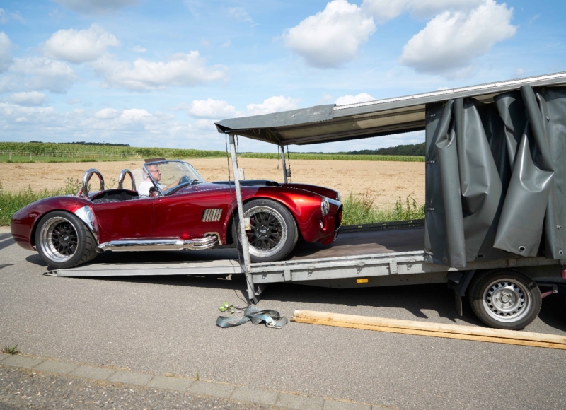 eine sehr tiefe cobra wird in einen Trailer geladen